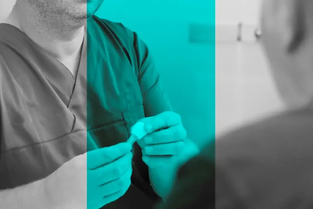 Zahnarzt erklärt anhand des 3D-Zahnmodelles die Planung der Implantate
